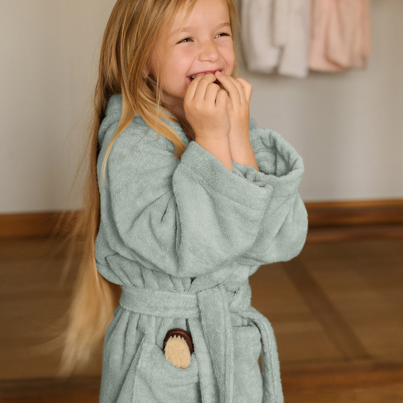 Kinder-Bademantel mit Kapuze
- 4-6 Jahre- Salbeigrün- Klassische Baumwolle - Dalfilo