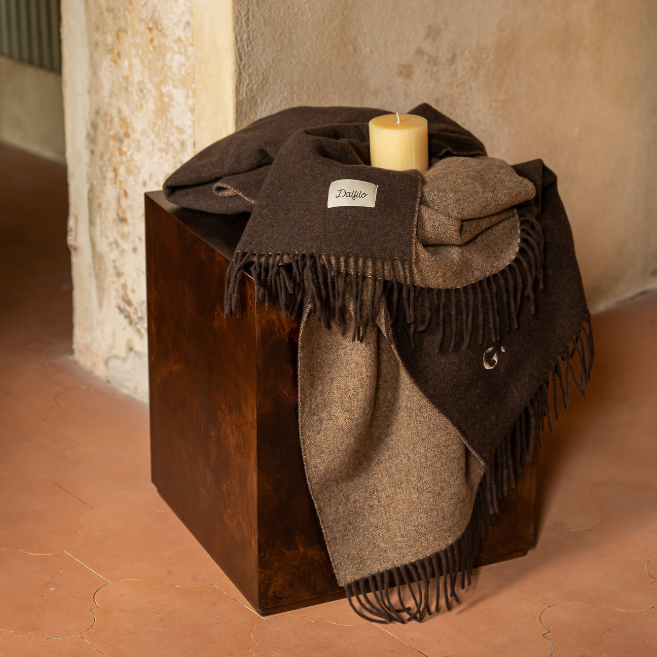 Double-Face-Plaid aus Wolle & Kaschmir
- 130×180 cm- Walnuss- Recycelte Wolle + Kaschmir - Dalfilo