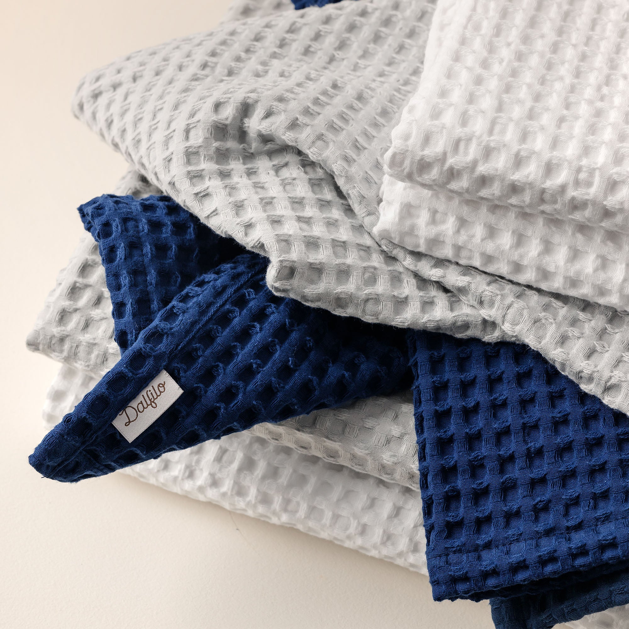 Towel set waffle piqué
- One size fits all- Pearl grey- Waffle piqué cotton - Dalfilo